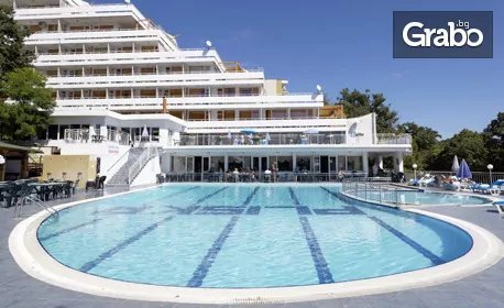 Нова година в Златни пясъци! 3 или 4 нощувки на база All Inclusive с празнична вечеря, плюс вътрешен басейн и релакс зона, от Хотелски комплекс Плиска***