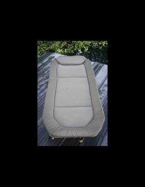 AVID CARP Benchmark Lite Memory Foam Bed легло