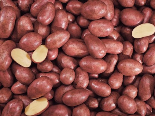 Мити червени картофи