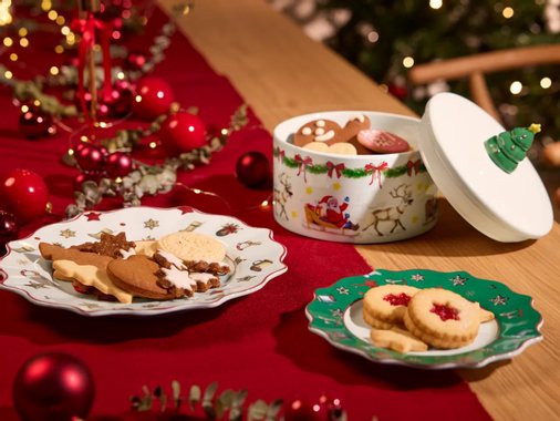 Коледни чинии или кутия за сладки
