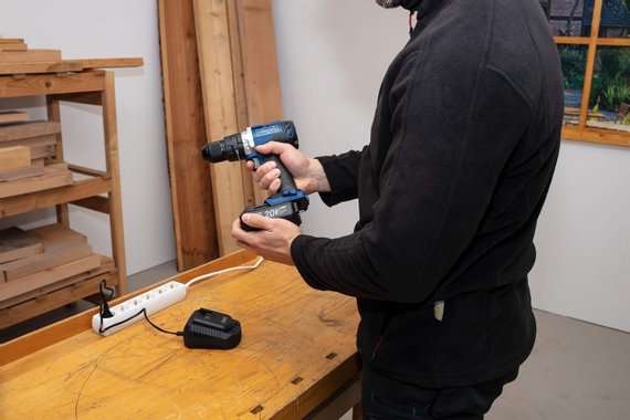 Комплект батерия 2Ah със зарядно Scheppach Pro Series Li-ion 20V Бързо зарядно устройство