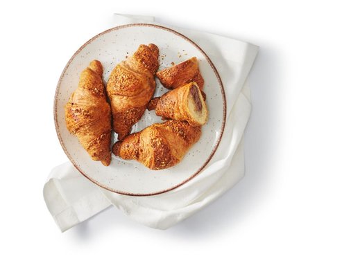 Кроасан с нуга пълнеж и лешникова поръска