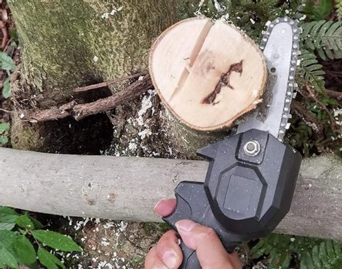 Мини верижен трион F Easy D 550W 24V Батерия и зарядно Мини акумолаторна резачка за клони