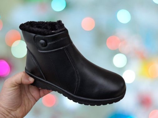 Дамски зимни боти с цип и топъл хастар в черно.