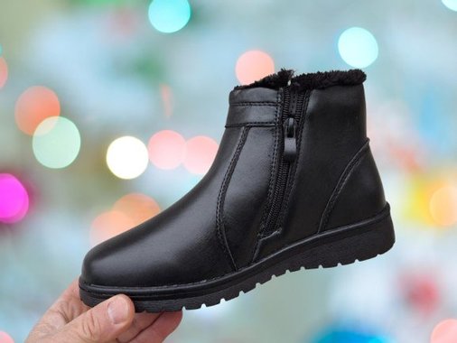 Дамски зимни боти с цип и топъл хастар в черно.