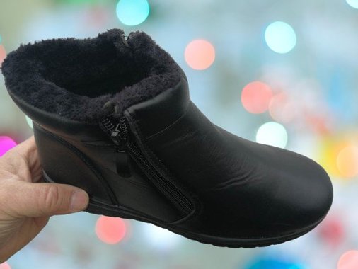 Дамски зимни боти с два ципа и топъл хастар в черно.