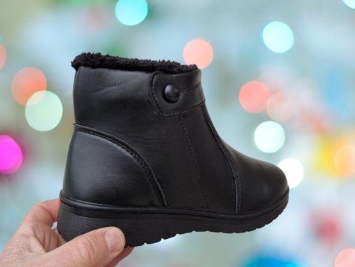 Дамски зимни боти с цип и топъл хастар в черно.