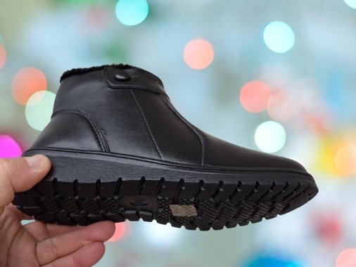 Дамски зимни боти с цип и топъл хастар в черно.