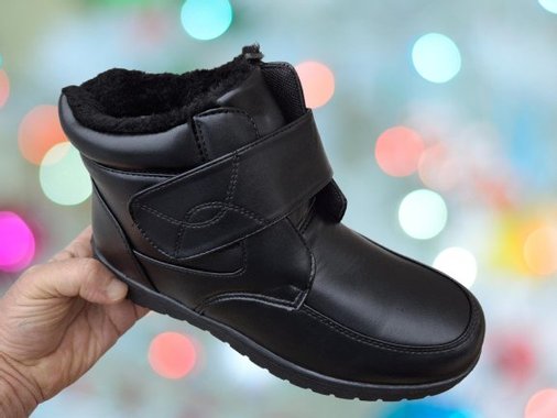 Дамски зимни боти с лепенки велкро и дебел топъл хастар в черно.