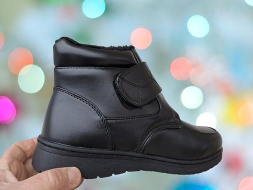 Дамски зимни боти с лепенки велкро и дебел топъл хастар в черно.