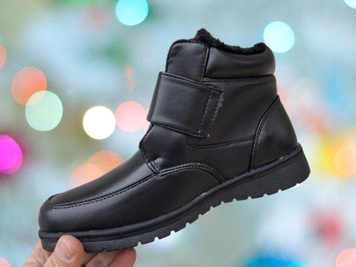 Дамски зимни боти с лепенки велкро и дебел топъл хастар в черно.