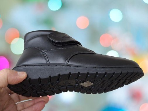 Дамски зимни боти с лепенки велкро и дебел топъл хастар в черно.