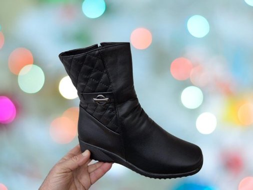 Дамски елегантни боти с цип, меко гумено ходило и топъл хастар.