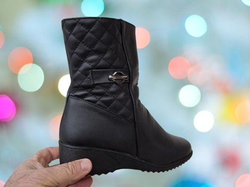 Дамски елегантни боти с цип, меко гумено ходило и топъл хастар.