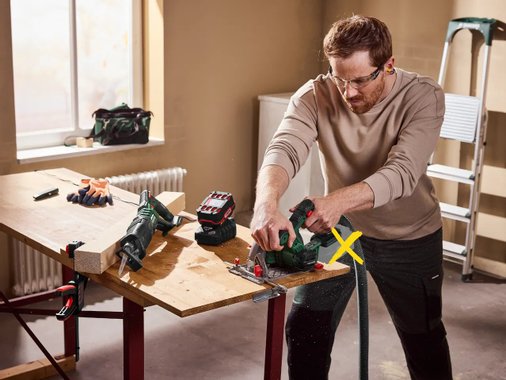 Акумулаторен саблен трион