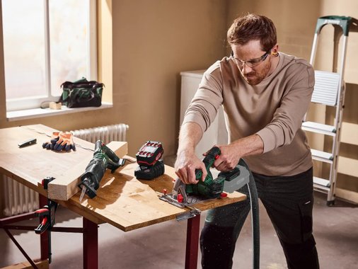 Акумулаторен саблен трион