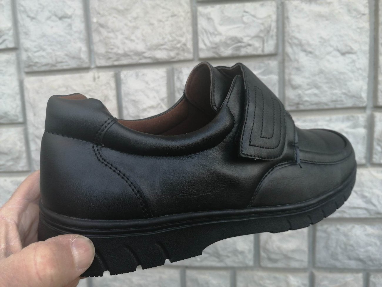Мъжки обувки с лепенка велкро в черно.