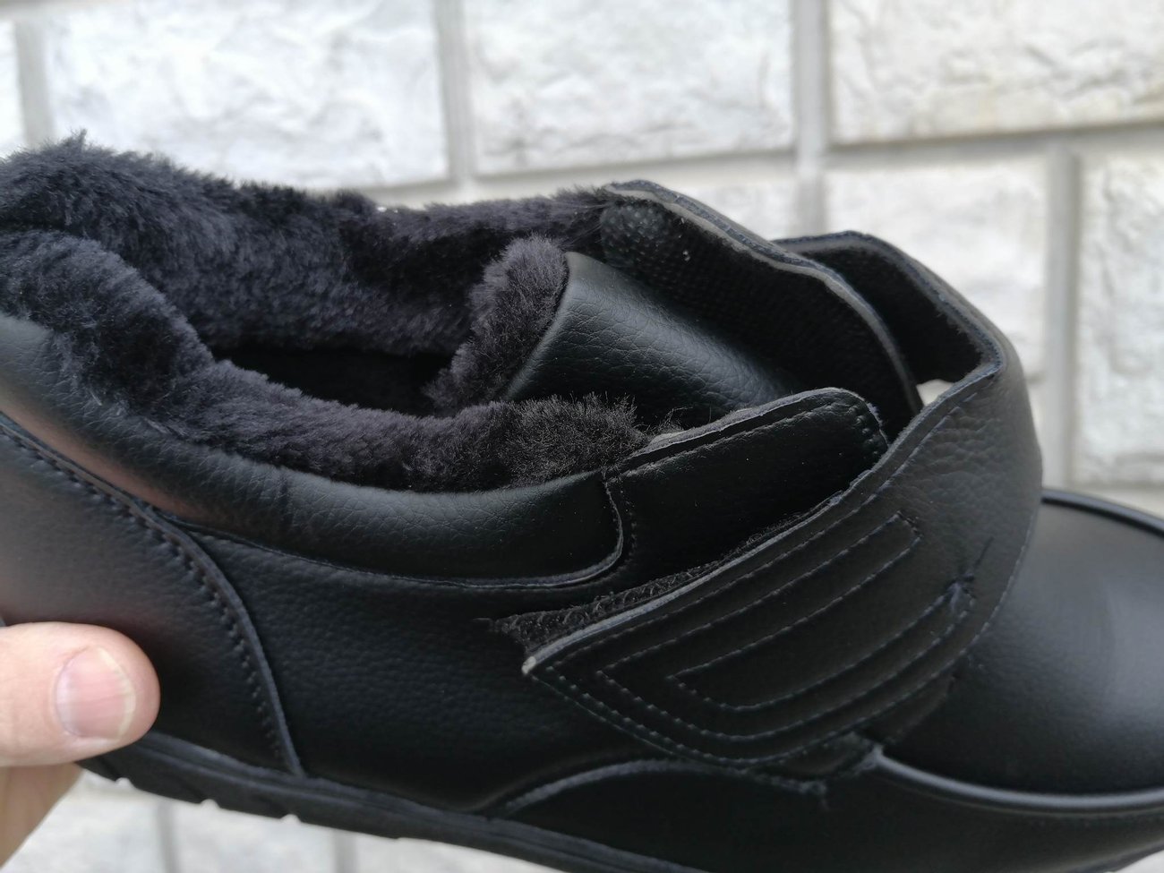 Мъжки зимни обувки с лепенка велкро и дебел топъл хастар.